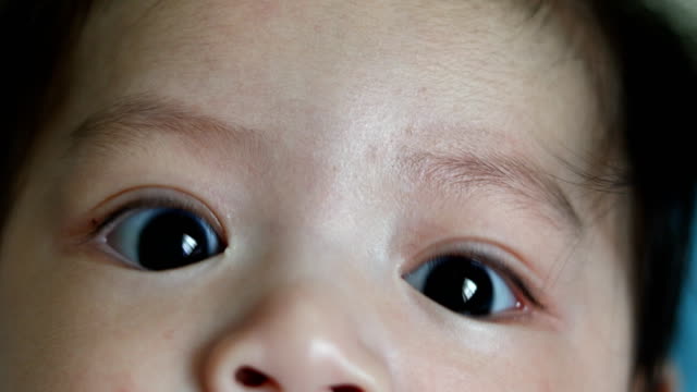 Baby-junge-Augen-suchen,-Szene-Großaufnahme