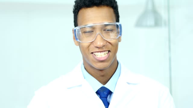 Porträt-der-Daumen-nach-oben-von-Wissenschaftler,-Arzt,-Chirurg-in-Schutzbrille