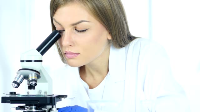 Weiblichen-Chemiker,-wissenschaftliche-Reseacher-Mikroskop-im-Labor