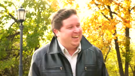 Hombre-gordo-feliz-se-ríe-en-el-parque.-Retrato