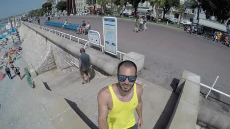 Joven-viajero-tomando-un-Selfie-en-Costa-Azul,-Francia