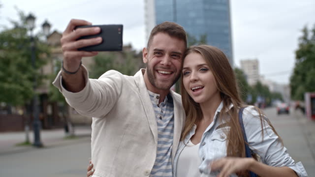 Junges-Liebespaar-sprechen-Selfie-mit-Smartphone