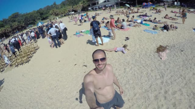Hombre-tomando-un-selfie-en-una-playa-de-Sydney,-Australia