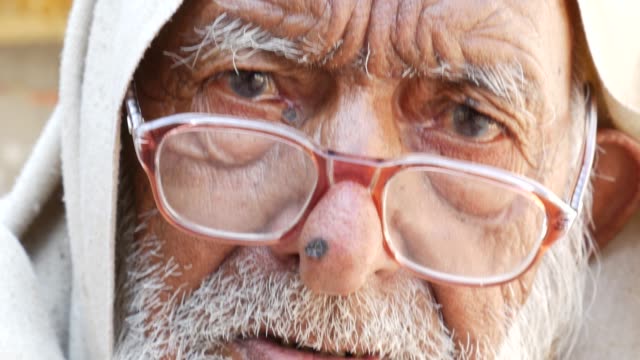 Portrait-of-a-Rajasthani-old-man-at-a-small-village-in-India