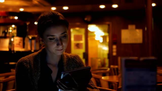 Mujer-utilizando-dispositivos-tableta-digital-en-café