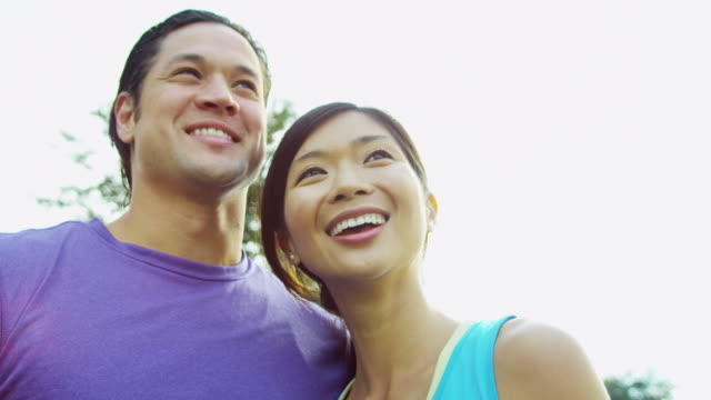 Liebe-junge-Paar-amerikanische-Asiatisch-Chinesisch-zusammen-im-freien