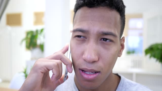 Hombre-joven-hablando-por-teléfono-inteligente