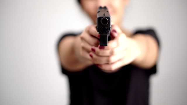 junge-Frau-mit-einer-Pistole