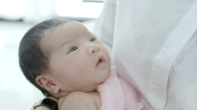 4K-Zeitlupe-asiatischen-neugeborenes-Baby-friedlich-schlafend-auf-der-Brust-der-Mutter