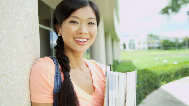 Porträt-des-asiatisch-amerikanische-Studentin-hält-Arbeitsmappe