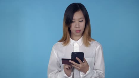 schöne-koreanische-weibliche-einkaufen-Internet-nutzen