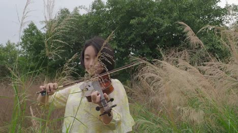 Asiatische-Teenager-weiblich-eine-Geige-zu-spielen