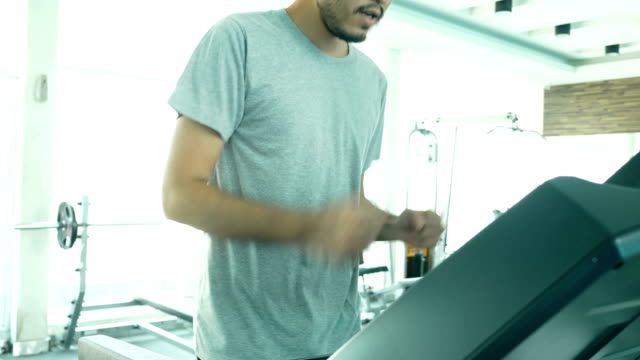 Asiatischer-Mann-im-Sport-Fitness-Studio-trainieren.-Menschen-mit-Sport-Konzept.