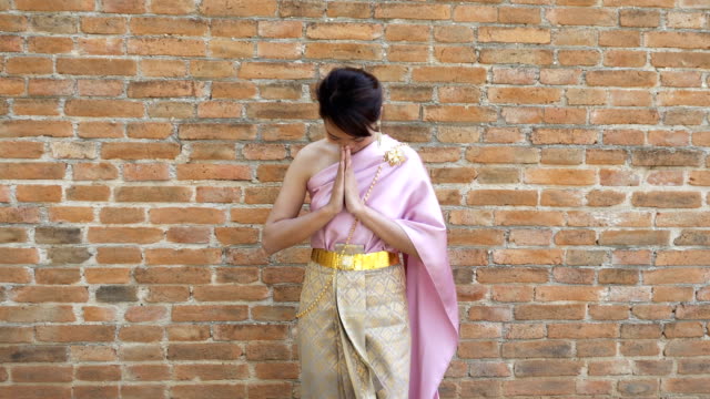 Thai-Frau-in-thai-traditionelle-Kleidung-in-archäologische-Stätte