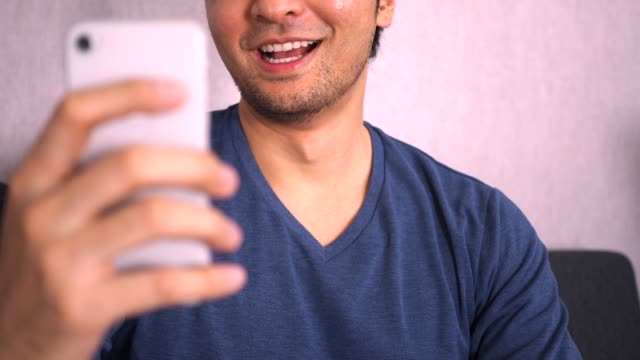 Mann-sprechen-auf-Videoanruf-auf-Smartphone