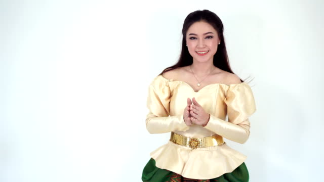 glücklich-schöne-Frau-in-Thai-traditionelle-Kleidung-ist-Pay-Respekt