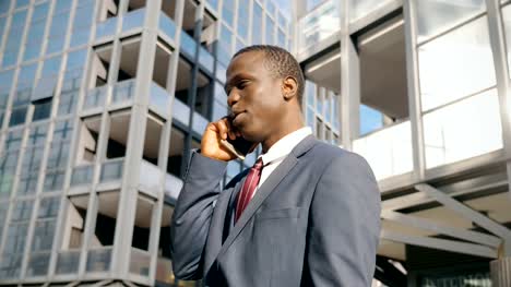 Porträt-von-selbst-sicher-schwarzen-afrikanischen-Geschäftsmann-Gespräch-per-Telefon