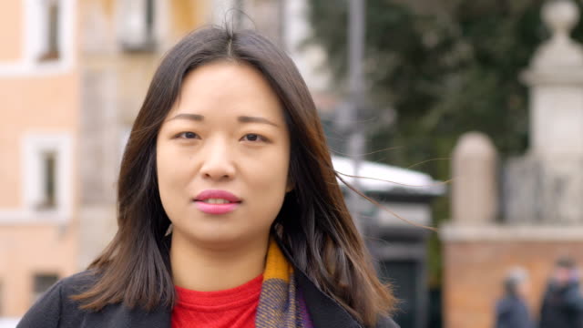 Chinesische-Frau-Portrait:-Nachdenkliche-junge-Asiatin-suchen-In-Kamera