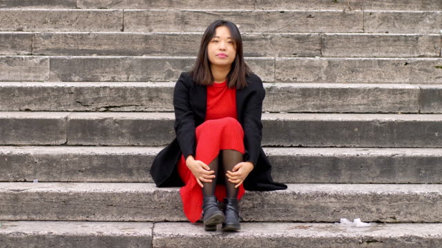 mujer-China-triste-y-pensativa,-sentado-en-las-escaleras