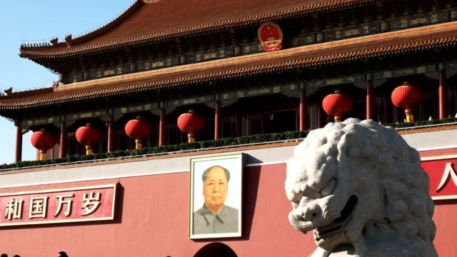 alten-Stein-Löwe-und-Mao-Zedong-Porträt-am-Tiananmen-Platz,-china