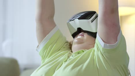 Plus-Size-Frau-meditierend-in-VR-Kopfhörer