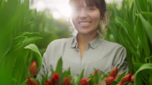 Glücklich-weibliche-Gärtner-mit-Tulpen