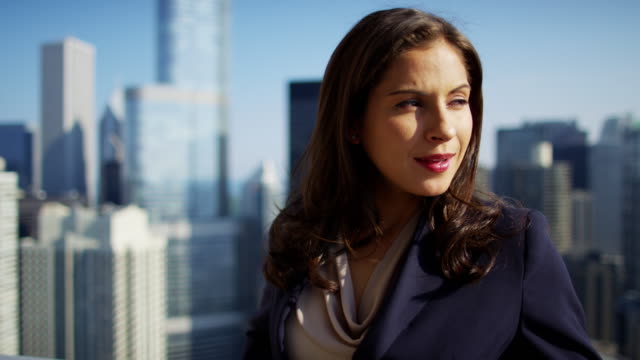 Porträt-von-Hispanic-weibliche-Berater-in-Chicago-auf-dem-Dach