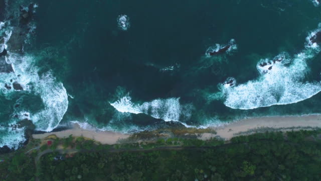 Wellen-schlagen-die-Ufer-Luftaufnahme,-Indonesien