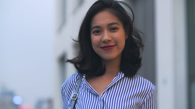 Porträt-der-jungen-Asiatin-Lächeln,-4k