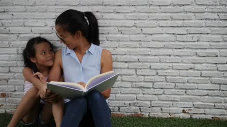 Mother-and-daughter-read-funny-stories.
