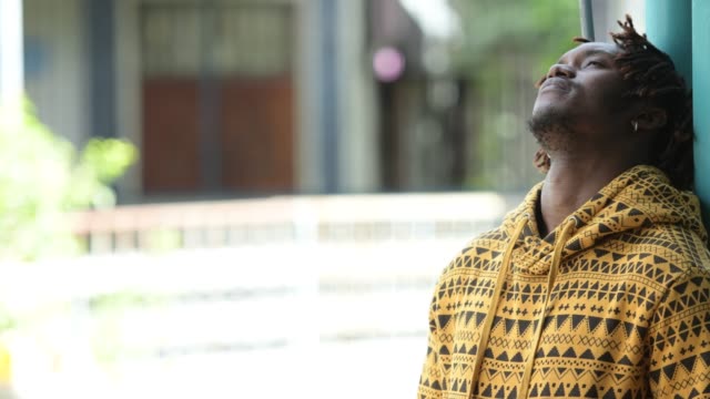 Schönen-jungen-afrikanischen-Mann-wartet-auf-den-Straßen-im-freien