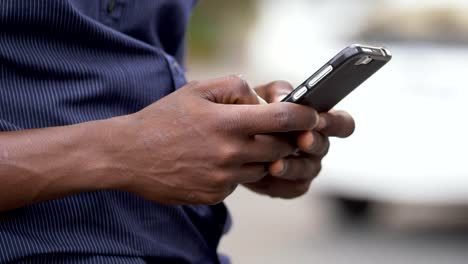 junge-Schwarzafrikaner-Hände-Tippen-auf-Smartphone-Kommunikation,-Jugend,-Technologie