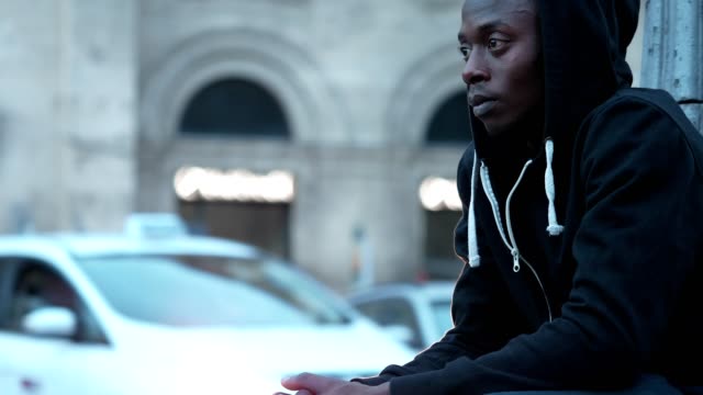 Porträt-von-einsam-depressiv-schwarzen-afrikanischen-Migranten-auf-der-Straße