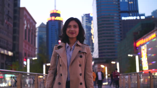 Hübsche-junge-Asiatin-auf-der-Straße-in-Zeitlupe