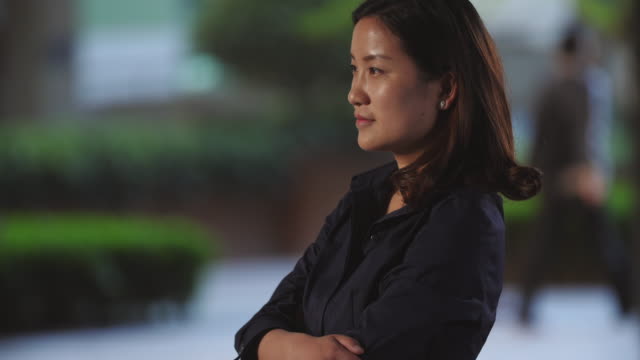 Porträt-der-jungen-asiatischen-geschäftsfrau-Lächeln-in-die-Kamera-in-Zeitlupe,-4k