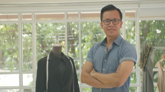 Retrato-de-MS-DS-diseñadores-masculinos-asiáticos-mirando-a-cámara
