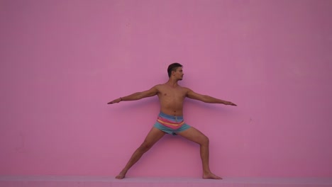 Joven-hispano-de-raza-mixta-con-torso-desnudo-practicante-de-fitness-yoga-ejercicios-sobre-fondo-rosa.-Concepto-de-deporte,-meditación-y-estilo-de-vida.-Meditación-tranquila-para-una-buena-salud