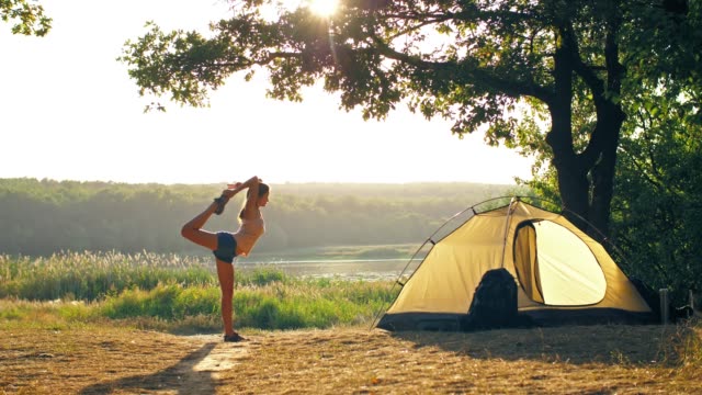 Frau-beim-Yoga-in-einer-Front-des-Zeltes
