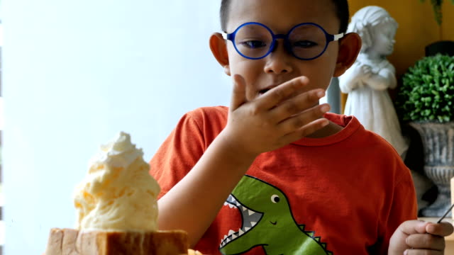Süße-asiatische-Kinder-glücklich-essen-Eis-im-restaurant