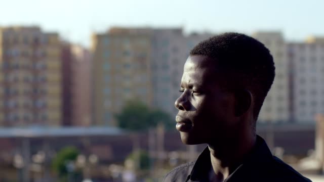 África-joven-pensativo-hombre-solo-pensamiento,-contemplando-la-ciudad