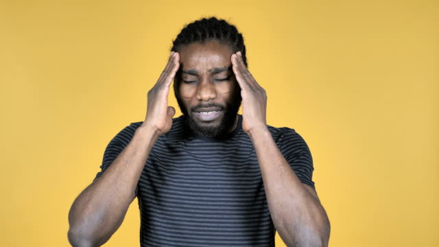 Legerer-afrikanischen-Mann-mit-Kopfschmerzen-auf-gelbem-Hintergrund-isoliert