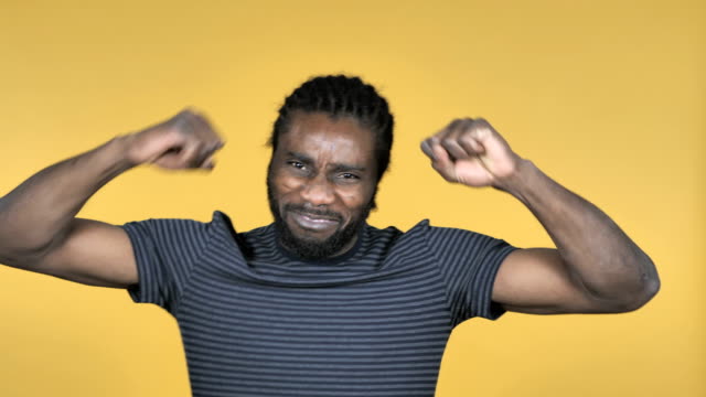 Froh,-dass-Casual-afrikanischer-Mann-tanzen-auf-gelbem-Hintergrund-isoliert