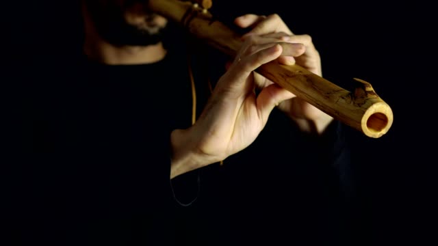 Mann-beim-Flötenspiel