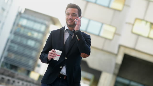Portrait-of-a-businessman-phoning-during-its-break