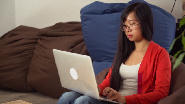 Mädchen-auf-dem-Laptop-zu-Hause-computing