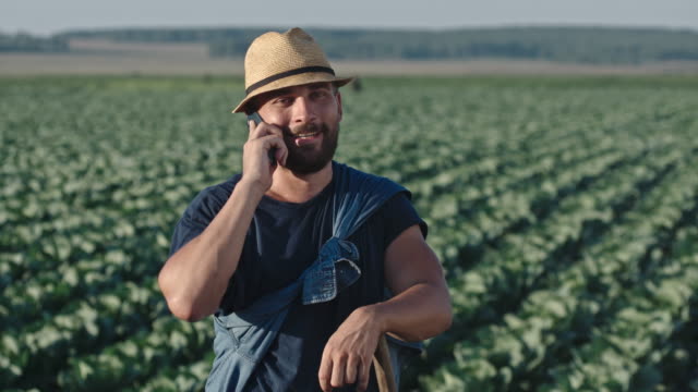 Hablando-por-teléfono-en-el-campo-del-granjero