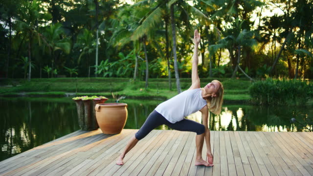 Mujer-practicar-Yoga-