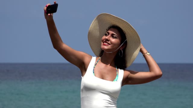 Frau-nehmen-Selfie-am-Ozean