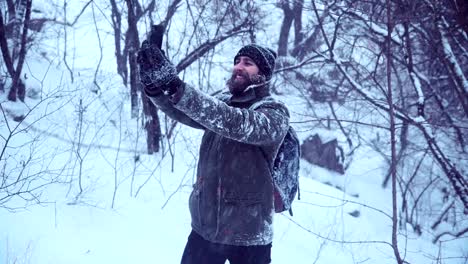 Bärtige-Menschen-machen-Selfie-in-schneebedecktem-Holz