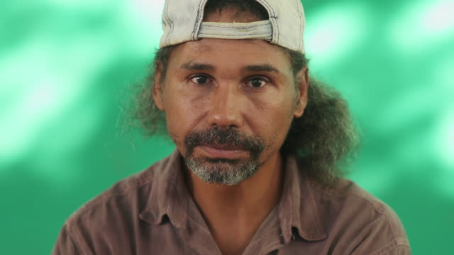 Ängstlich-Latino-Mann-mit-traurigen-besorgt-Gesichtsausdruck